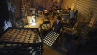 Warga membuat roti manisan di sebuah toko roti tradisional di Kabul, Afghanistan.  
