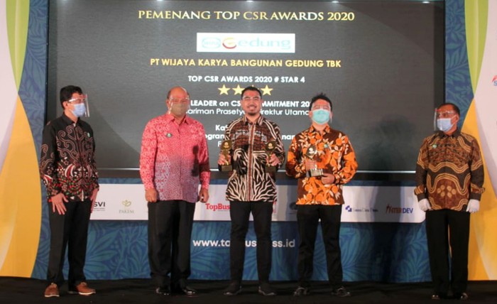 Wege Raih Penghargaan Bergengsi Head of PR dan CSR PT Wijaya Karya Bangunan Gedung Tbk (wege) Firlan (kiri) dan Sekretaris Perusahaan PT Wijaya Karya Bangunan Gedung Tbk (Wege) Bobby Iman setya (kanan) berfoto bersama disela acara Top CSR award 2020 di Jakarta, Rabu (29/7/2020) malam. WEGE menyabet 3 kategori penghargaan sekaligus dalam TOP CSR Awards 2020 yang diselengarakan oleh TOP Business. Tiga penghargaan tersebut adalah, TOP CSR Award 2020 Star 4, TOP Leader on CSR Commitment 2020 dan TOP CSR Award 2020. Apresiasi ini merupakan wujud aksi nyata dan komitmen perusahaan dalam mewujudkan program CSR yang sustainable dan memiliki Creating Shared Value serta berdampak postif bagi lingkungan dan perusahaan.