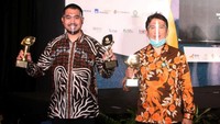 Head of PR dan CSR PT Wijaya Karya Bangunan Gedung Tbk (wege) Firlan bersama Sekretaris Perusahaan PT Wijaya Karya Bangunan Gedung Tbk (Wege) Bobby Iman setya berfoto bersama usai acara di Jakarta, Rabu (29/7/2020) malam. Foto: dok. Wege