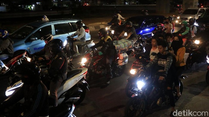 Wuss... Pemudik Motor Wara-wiri di Kawasan Kalimalang Kawasan Kalimalang, Jakarta Timur, mulai dipadati oleh para pemudik motor. Mereka melilntasi kawasan itu untuk mudik ke sejumlah daerah menjelang Idul Adha.