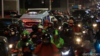 Hingga malam ini, arus lalu lintas di Jalan Raya Kalimalang masih tampak padat oleh kendaraan, baik kendaraan roda dua maupun roda empat.