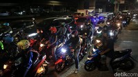 Antrean kendaraan roda dua maupun roda empat terlihat di kawasan Kalimalang, Jakarta Timur, saat malam menjelang Idul Adha.