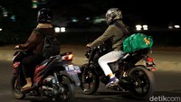 Tampak sejumlah pemudik motor membawa serta sejumlah barang bawaan di bagian belakang motornya.