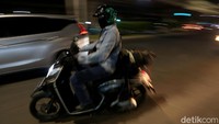 Tak sedikit pemudik motor yang memilih melakukan perjalanan saat malam menjelang Idul Adha karena sebelumnya mereka masih harus bekerja maupun beraktivitas di pagi hingga sore hari.