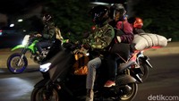 Beragam barang bawaan tak ketinggalan turun diangkut oleh para pemudik motor.
