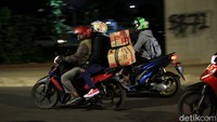 Selain itu, tak sedikit pula pemudik yang memilih untuk pulang kampung dengan menggunakan motor maupun kendaraan pribadi agar memudahkan mobilitas saat berada di kampung halaman.