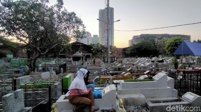 Di Surabaya, tradisi nyekar menjelang Hari Raya Idul Adha tahun ini tidak seperti tahun-tahun sebelumnya. Di tengah pandemi COVID-19, tak banyak warga yang berziarah ke makam.