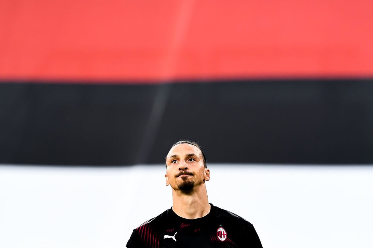 Calhanoglu ke Ibrahimovic, Lalu Ibrahimovic ke Calhanoglu (Getty Images/Paolo Rattini)