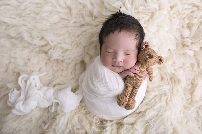 Vanessa Angel melahirkan anak laki-laki yang diberi nama Gala Sky Andriansyah pada 14 Juli 2020. Melalui Instagram, Vanessa menyampaikan kabar kelahiran anaknya itu. “Halo onti dan om omku! Kenalin namaku Gala Sky Andriansyah, aku lahir tadi pagi pukul 5.51 dengan berat 3.3 kg,” tulisnya. Foto: Instagram