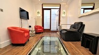 Awalnya, apartemen ini terdaftar hanya seharga £ 1.000.000, tetapi begitu foto-foto itu mulai beredar di media sosial, harganya naik menjadi £ 1,2 juta (sekitar $ 1,5 juta).