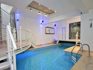 5 Hotel Mewah di Surabaya dengan Kolam Renang Indoor