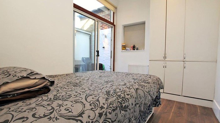 Apartemen Ini Ada Kolam Renang Indoornya Lho Sebuah apartemen di London menawarkan fasilitas kolam renang indoor seharga $ 1,5 juta. Sebelum tertarik membeli, begini penampakan apartemennya.