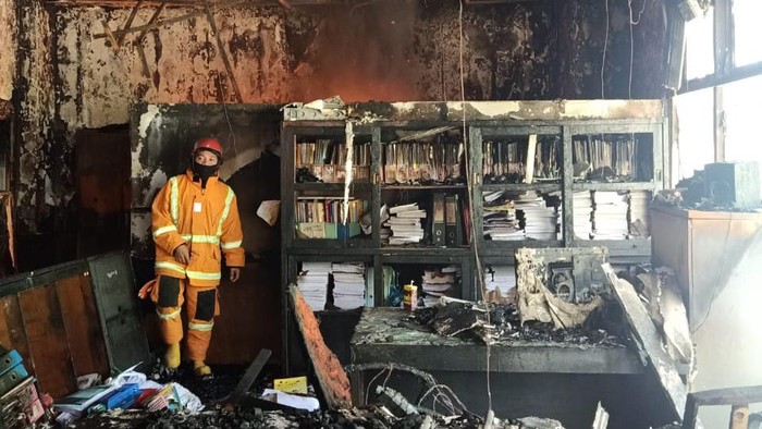 Api kembali muncul di sisa material di kantor Dinkes Sulsel. Seorang petugas terluka dan dilarikan ke RS (dok Istimewa)
