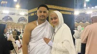 Hengky Kurniawan membagikan potret dirinya dan istri saat menunaikan ibadah haji. Foto: Instagram