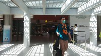 Wisnus disambut dengan kalung rangkaian bunga. (Angga Riza/detikcom)