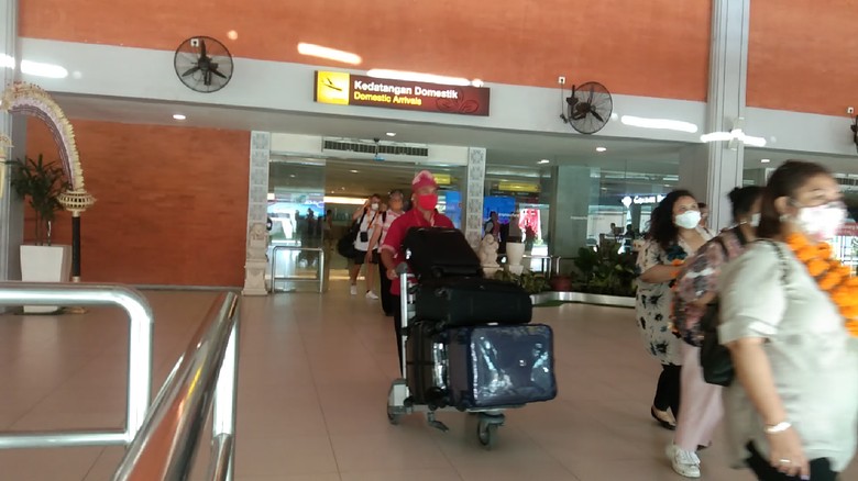 Bandara I Gusti Ngurah Rai ramai wisnus di hari pertama Bali buka pariwisata