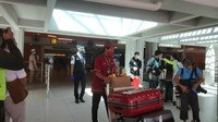 Terlihat para staf membantu traveler membawa koper wisatawan. (Angga Riza/detikcom)