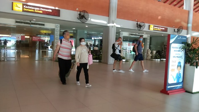 Bandara I Gusti Ngurah Rai ramai wisnus di hari pertama Bali buka pariwisata