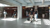 Wisnus keluar dari pintu kedatangan domestik. (Angga Riza/detikcom)
