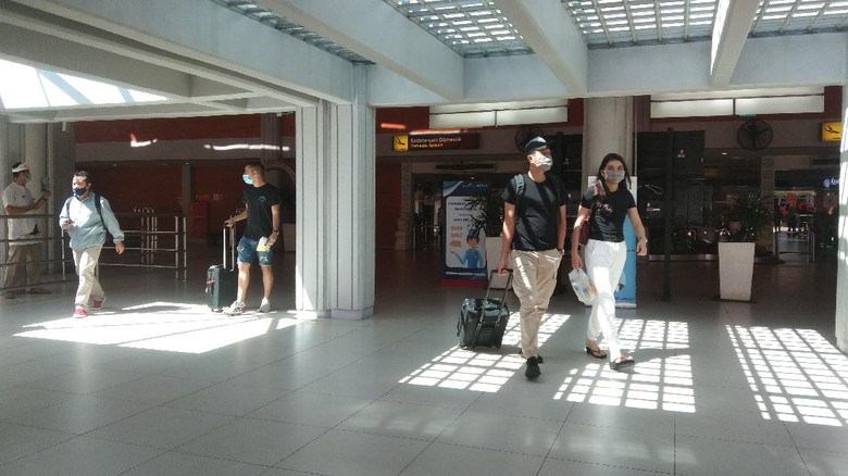 Bandara I Gusti Ngurah Rai ramai wisnus Bandara I Gusti Ngurah Rai ramai wisnus di hari pertama Bali buka pariwisata