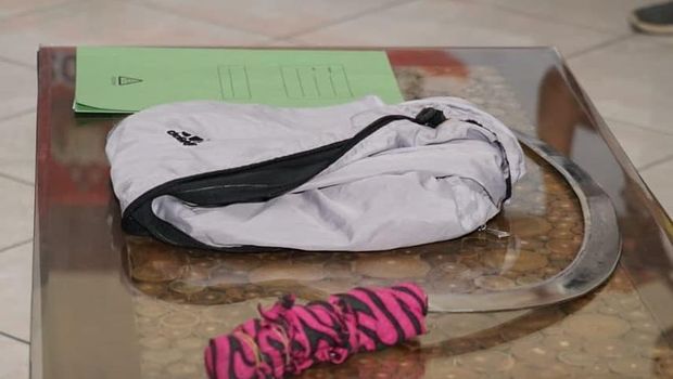 Barang bukti emak-emak dibegal di Bekasi, Jawa Barat