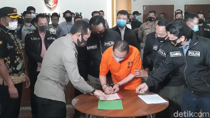 Bareskrim Polri serahkan terpidana kasus hak tagih (cessie) Bank Bali Djoko Tjandra ke Kejagung (Yogi Ernes/detikcom)