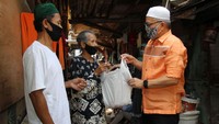 Daging kurban dibagikan kepada warga di Kampung Pemulung Pelangi.