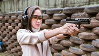 Cita Citata juga menjajal olahraga menembak. Foto: Instagram Cita Citata