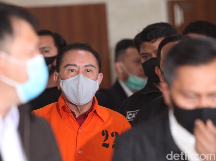 Bareskrim Polri secara resmi menyerahkan terpidana kasus hak tagih (cessie) Bank Bali Djoko Tjandra kepada Kejaksaan Agung di Bareskrim Polri, Jakarta, Jumat (31/7/2020) malam. Ia pun kini resmi menjadi penghuni Rutan Salemba.
