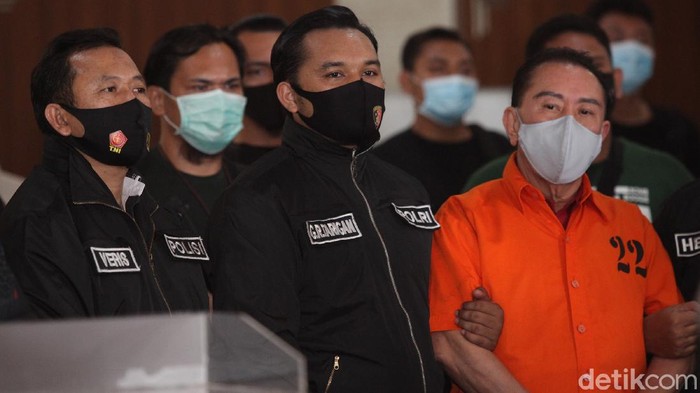 Bareskrim Polri secara resmi menyerahkan terpidana kasus hak tagih (cessie) Bank Bali Djoko Tjandra kepada Kejaksaan Agung di Bareskrim Polri, Jakarta, Jumat (31/7/2020) malam. Ia pun kini resmi menjadi penghuni Rutan Salemba.