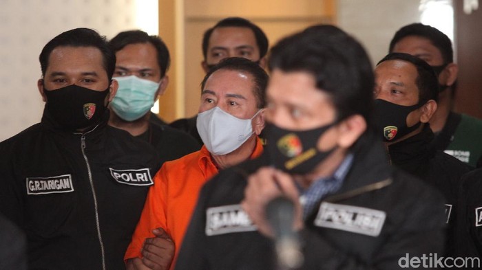 Bareskrim Polri secara resmi menyerahkan terpidana kasus hak tagih (cessie) Bank Bali Djoko Tjandra kepada Kejaksaan Agung di Bareskrim Polri, Jakarta, Jumat (31/7/2020) malam. Ia pun kini resmi menjadi penghuni Rutan Salemba.