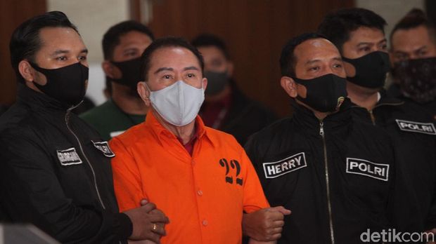 Bareskrim Polri secara resmi menyerahkan terpidana kasus hak tagih (cessie) Bank Bali Djoko Tjandra kepada Kejaksaan Agung di Bareskrim Polri, Jakarta, Jumat (31/7/2020) malam. Ia pun kini resmi menjadi penghuni Rutan Salemba.