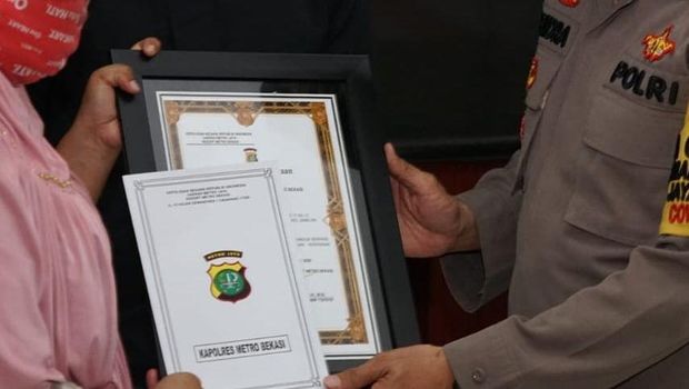 Emak-emak di Bekasi, Jawa Barat, dapat penghargaan usai lawan begal
