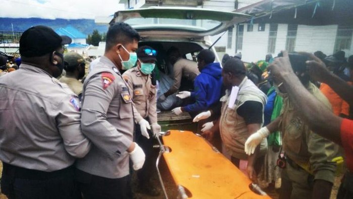 Empat orang yang tertimbun longsor berhasil dievakuasi