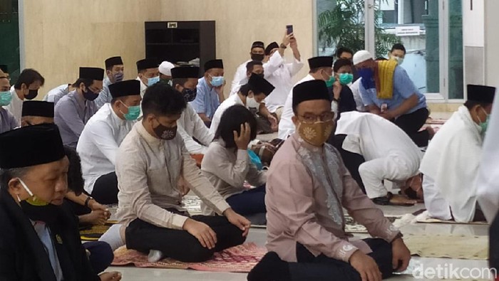 Gubernur DKI Anies salat Idul Adha di Masjid Balai Kota