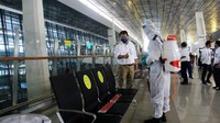 Ruang tunggu juga tak luput dari penyemprotan disinfektan.