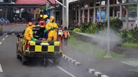 Petugas melakukan penyemprotan disinfektan di semua area Bandara Soekarno Hatta.