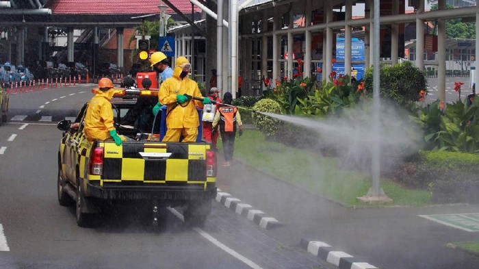 PT Angkasa Pura II menerapkan protokol kesehatan ketat di Bandara Soekarno Hatta. Penyemprotan disinfektan dilakukan di seluruh area bandara mulai dari area keberangkatan, area kedatangan, hingga area moda transportasi darat.