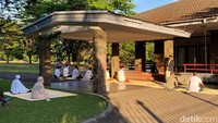 Protokol kesehatan tampak diterapkan secara ketat. Mulai dari jaga jarak antar jemaah hingga mengenakan masker saat salat.