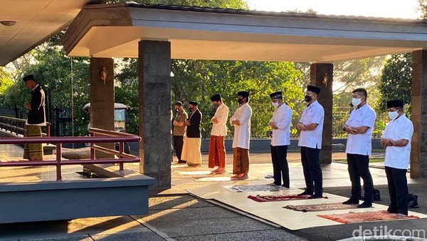 Momen Jokowi Salat Idul Adha di Halaman Wisma Bayurini Istana Bogor