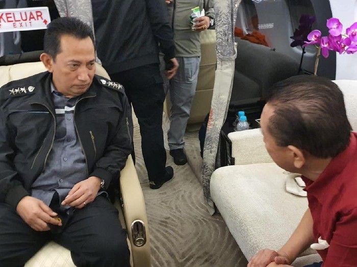 Kabareskrim Polri Komjen Listyo Sigit Prabowo melakukan interogasi awal terhadap buronan Djoko Tjandra di dalam pesawat menuju Indonesia