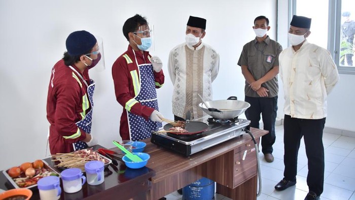 Kepala BNPT Boy Rafli melihat aksi napi kasus terorisme memasak daging kurban (dok BNPT)