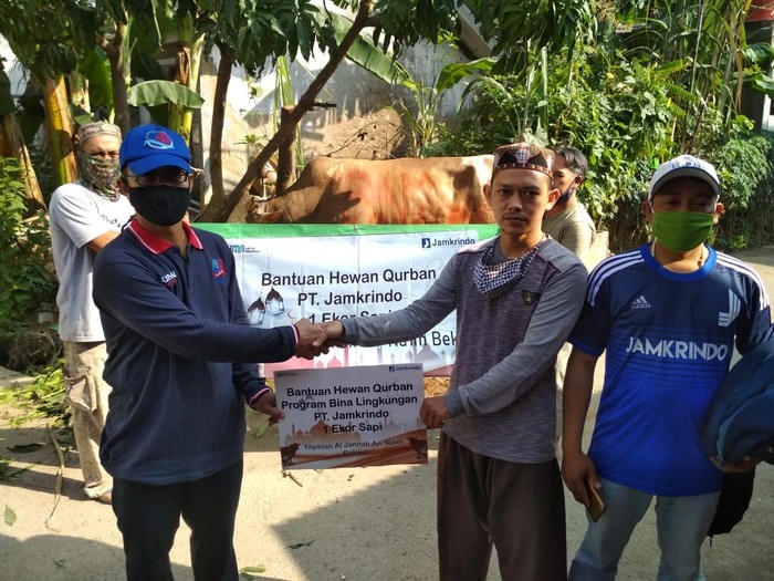 Kurban untuk Warga Terdampak COVID-19 Dalam rangka hari raya Idul Adha, PT Jamkrindo menyalurkan hewan kurban kepada masyarakat terdampak COVID-19. Tidak seperti biasanya yang melaksanakan penyembelihan hewan kurban di Kantor Pusat, kali ini Jamkrindo menyalurkan hewan kurban di beberapa masjid, yayasan, lembaga masyarakat, pondok pesantren, kelurahan yang tersebar di Jabodetabek, serta beberapa kota di Jawa dan luar Jawa serta masyarakat sekitar kantor untuk mengikuti protokol kesehatan.