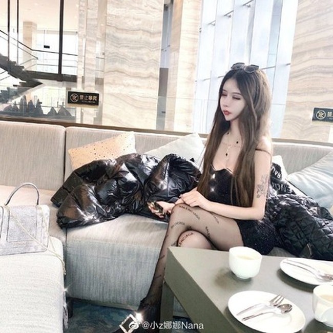Seperti dikutip dari Vietnamdaily, Nana menjalani operasi plastik 60 kali dalam tiga tahun. Apa yang dilakukannya ini sungguh ekstrem dan bisa membahayakan hidupnya.Foto: Dok. Weibo Little Z Nana