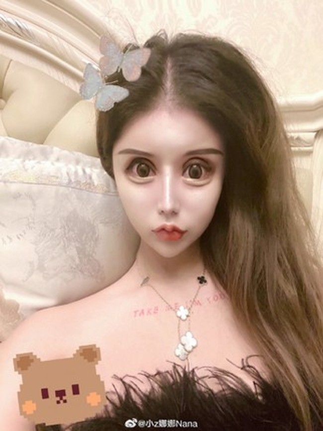 Nana mengaku menjalani operasi plastik sejak usianya 13 tahun. Saat ini dengan wajahnya yang bak boneka itu Nana baru berusia 16 tahun. Foto: Dok. Weibo Little Z Nana