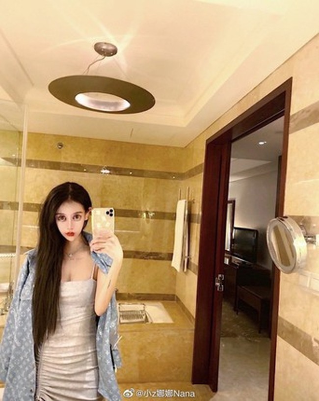 Sosok wanita dengan nama Litle Z Nana viral di media sosial China, Weibo, setelah mengaku menjalani 60 kali operasi plastik. Dia juga menampilkan foto dirinya saat belum dibedah plastik. Foto: Dok. Weibo Little Z Nana