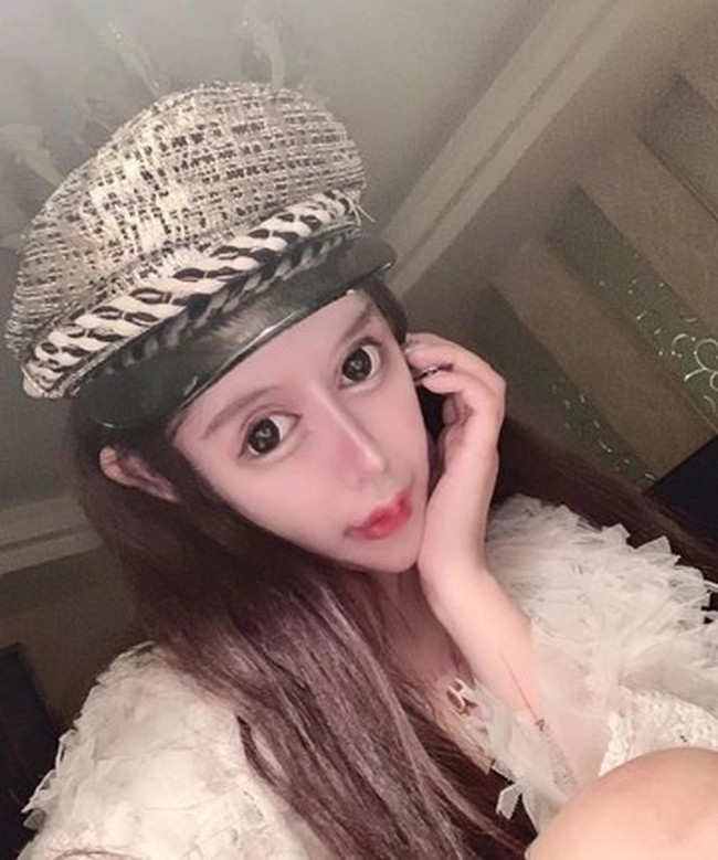 Merasa wajahnya bak boneka, Nana mengaku kerap dicemooh netizen. Tak sedikit yang menyebut wajahnya seperti ular dan alien. Meski demikian Nana sama sekali tak menyesali penampilannya kini. Foto: Dok. Weibo Little Z Nana