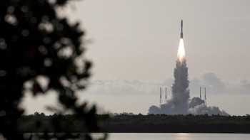 Dalam peluncuran yang disiarkan langsung lewat YouTube, Perseverance berhasil meluncur tepat waktu pada pukul 7.50 EDT atau 18.50 WIB dari Cape Canaveral. Foto: AP/Joel Kowsky