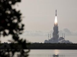 Sukses! Momen Peluncuran Robot Tercanggih NASA Menuju Mars