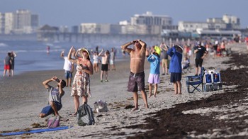 Warga berkumpul di pantai di sekitar Cape Canaveral untuk menyaksikan peluncuran secara langsung. Foto: AP/Malcolm Denemark